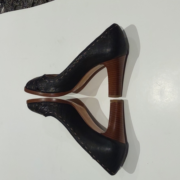 Beautiful genuine leather shoes by Coach - Picture 5 of 12
